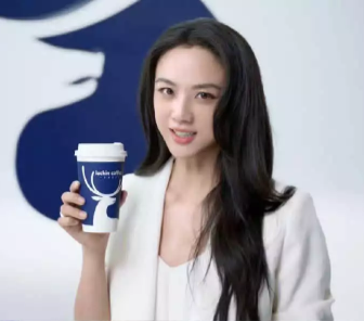 탕웨이 화이트 수트 룩