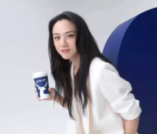 탕웨이 화이트 수트 룩