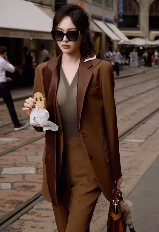 Stunningly beautiful! Tang Yan's Milanese Fendi suit is sweet and sassy.