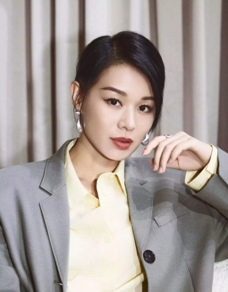 마이올리 우는 "회색 정장 + 노란색 셔츠" 룩으로 지적인 매력을 발산하며 인기를 얻고 있습니다.