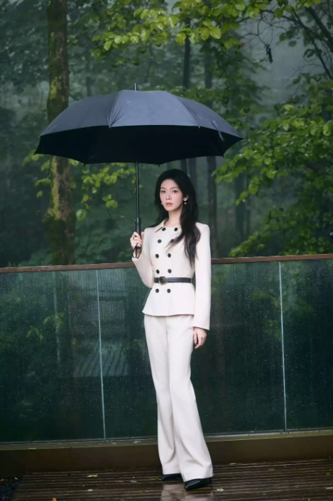 Chen Yao stir fried beige suit, interpreting a capable and gentle style between nature and architecture