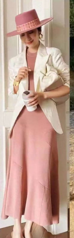 This way of dressing in autumn and winter looks absolutely stunning! A pink dress paired with a suit creates a perfect vibe