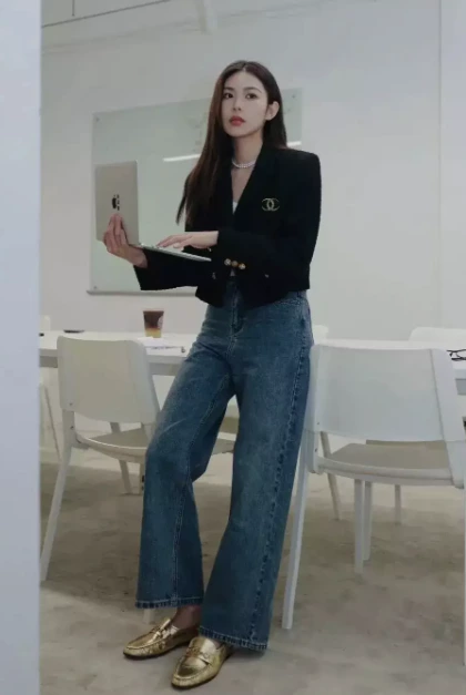 Suit + Jeans: The Hottest Workplace Look of 2025! Achieve a Relaxed Yet Sophisticated Look