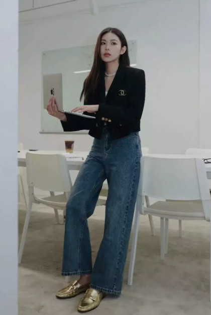 西裝+牛仔褲，2025年最火職場穿搭！穿出鬆弛高級感