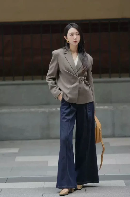 Suit + Jeans: The Hottest Workplace Look of 2025! Achieve a Relaxed Yet Sophisticated Look