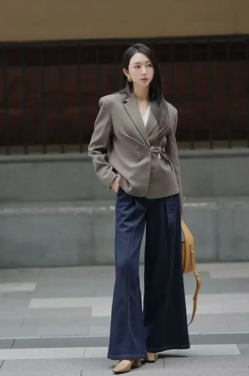 西裝+牛仔褲，2025年最火職場穿搭！穿出鬆弛高級感