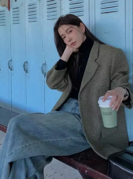 Suit + Jeans: The Hottest Workplace Look of 2025! Achieve a Relaxed Yet Sophisticated Look