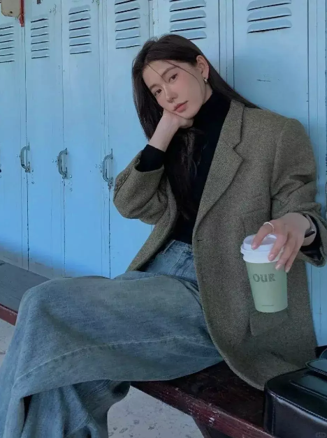 西裝+牛仔褲，2025年最火職場穿搭！穿出鬆弛高級感