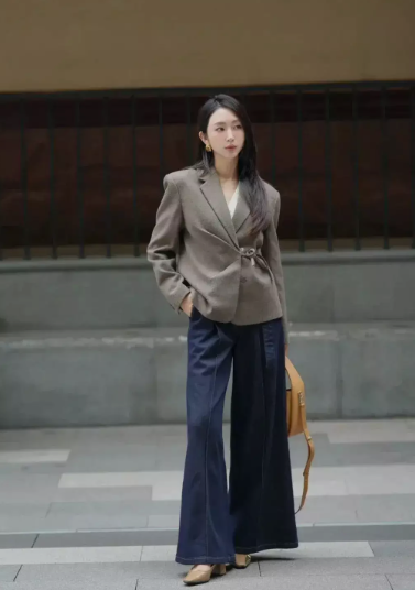 البدلة + الجينز: أحدث صيحات ملابس العمل لعام ٢٠٢٥! احصل على إطلالة مريحة وراقية في آنٍ واحد